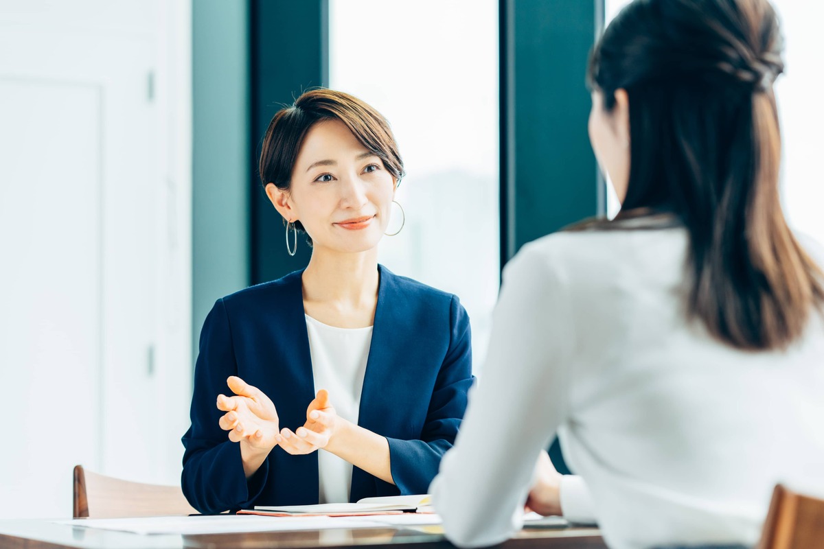求職者と面談しているイメージ画像