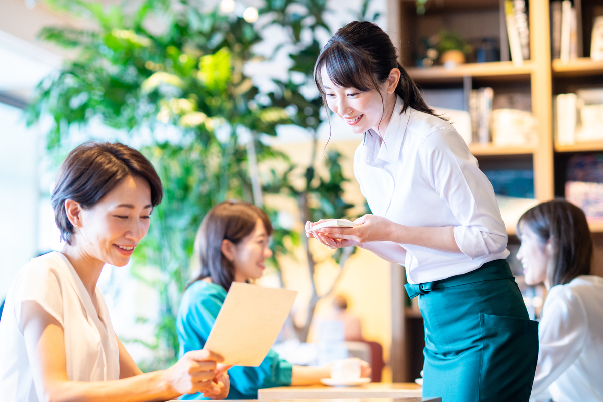 飲食店で覆面調査をしているイメージ画像