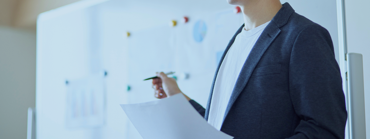 打ち合わせをする男の人